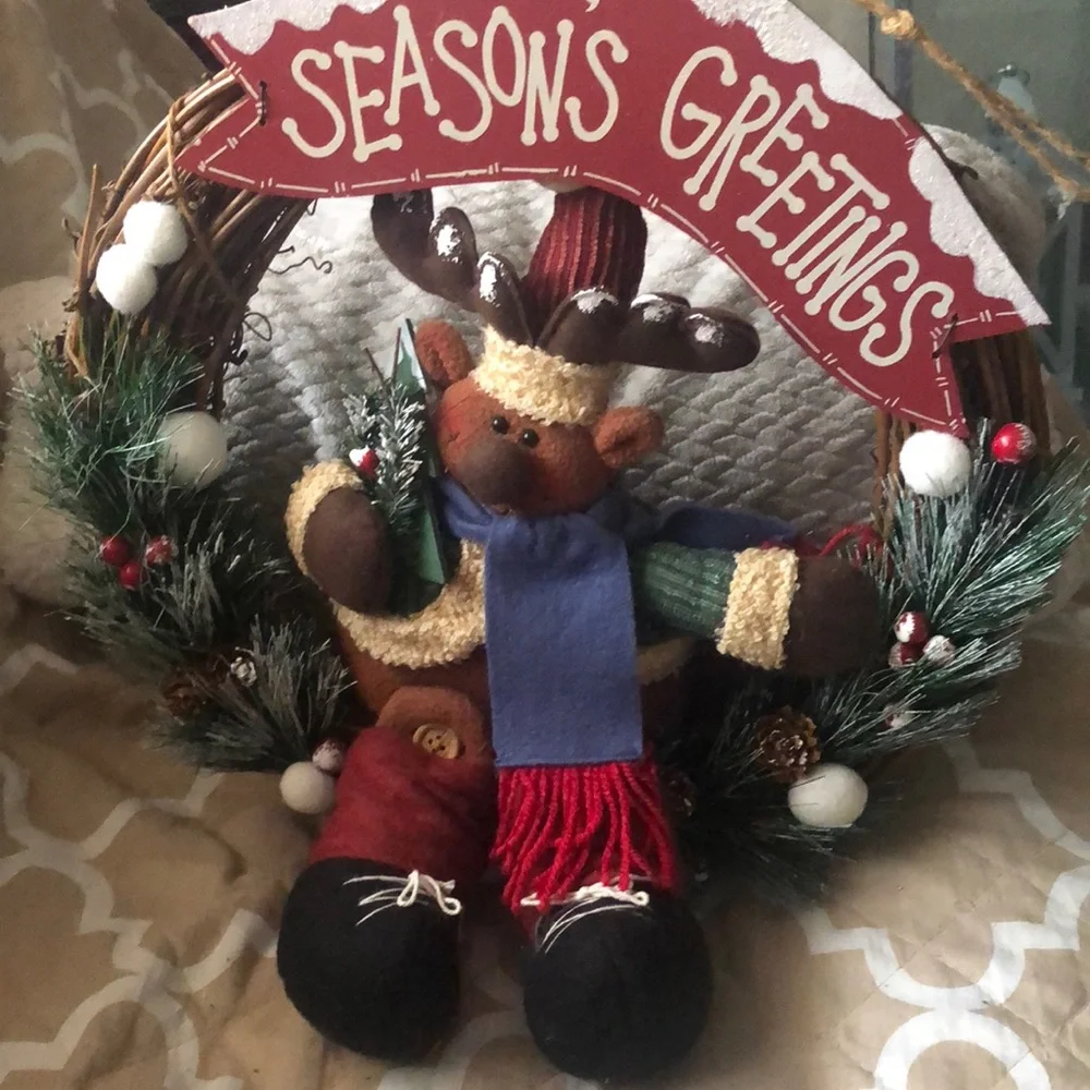 Vintage Christmas Moose 14 “Wreath. Very sturdy & well made. Gently used.